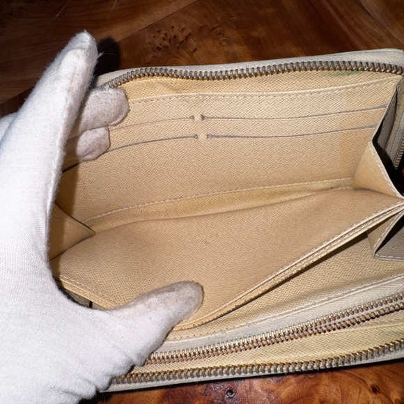 Louis Vuitton
2009 Damier Azur Pattern Zippy Organizer Wallet & unbranded chain - Picture 12 of 17